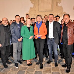 Chorverband NÖ-Chef Gerhard Eidher, Volkskultur Niederösterreich-Geschäftsführer Harald Froschauer, Musik und Kunst Schulen-Management-Geschäftsführerin Tamara Ofenauer-Haas, Nationalratsabgeordneter Martina Diesner-Wais und Bürgermeister von Krems Peter Molnar und Moderator Erhard Mann, Vokalakademie NÖ, vor dem Landesjugendchor.