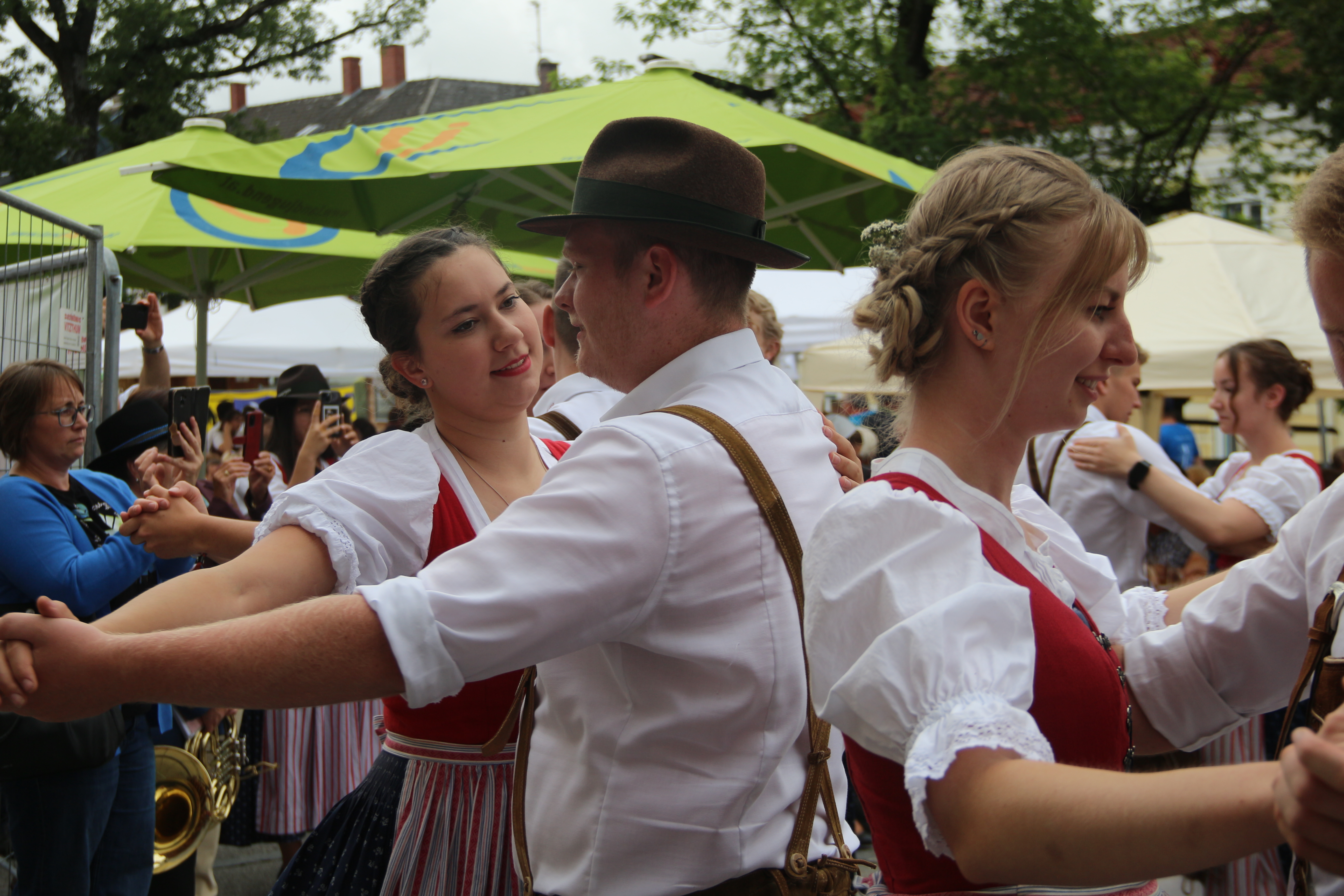 junge Volkstänzer