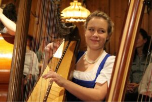 Julia Strasser. Die Harfinistin aus Tirol war heuer Jurorin beim NÖ Volksmusikwettbewerb im Haus der Regionen, Krems-Stein. Foto: Veronika Spielbichler