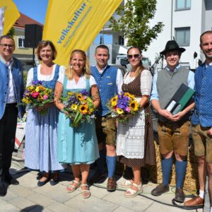 Volkskultur Niederösterreich-Geschäftsführer Harald Froschauer, Trachten-Initiatorin Susanne Osztovics, ORF-Moderatorin Birgit Perl, Bürgermeister Stefan Rabl, Theresa Arnold, HLM Wiener Neustadt, Gregor Kaiser, Tanzlmusi Kaiserschmoarn und Kapellmeister Michael Osztovics beim Dirndlgwandsonntag in Enzesfeld-Lindabrunn