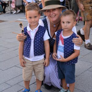 In Enzesfeld-Lindabrunn tragen auch die Kleinsten schon gerne den Blaudruck der regionalen Tracht.