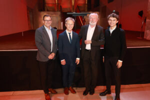 Harald Froschauer, Geschäftsführer der Volkskultur Niederösterreich: Chorleiter Johannes Hiemetsberger, Chor-Legende Erwin Ortner, Nachwuchs-Chorleiter Jonas Langhammer.