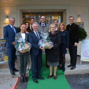 Die ungarische Delegation mit der Botschafterin Edit Szilágyiné Bátorfi an der Spitze wurde herzlich willkommen geheißen im Haus der Regionen in Krems-Stein.