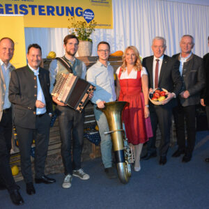 Michael Battisti, Marketing-Chef ORF NÖ, Landesdirektor Alexander Hofer, ORF NÖ, die Tubonika Jonny Kölbl und Tobias Weiß, Moderatorin Birgit Perl, Martin Lammerhuber, Holdinggeschäftsführer der Kultur.Region.Niederösterreich, Rudolf Damberger, Privatbrauerei Zwettl, und Harald Froschauer, Geschäftsführer der Volkskultur Niederösterreich bei der Langen Nacht der Volksmusik.