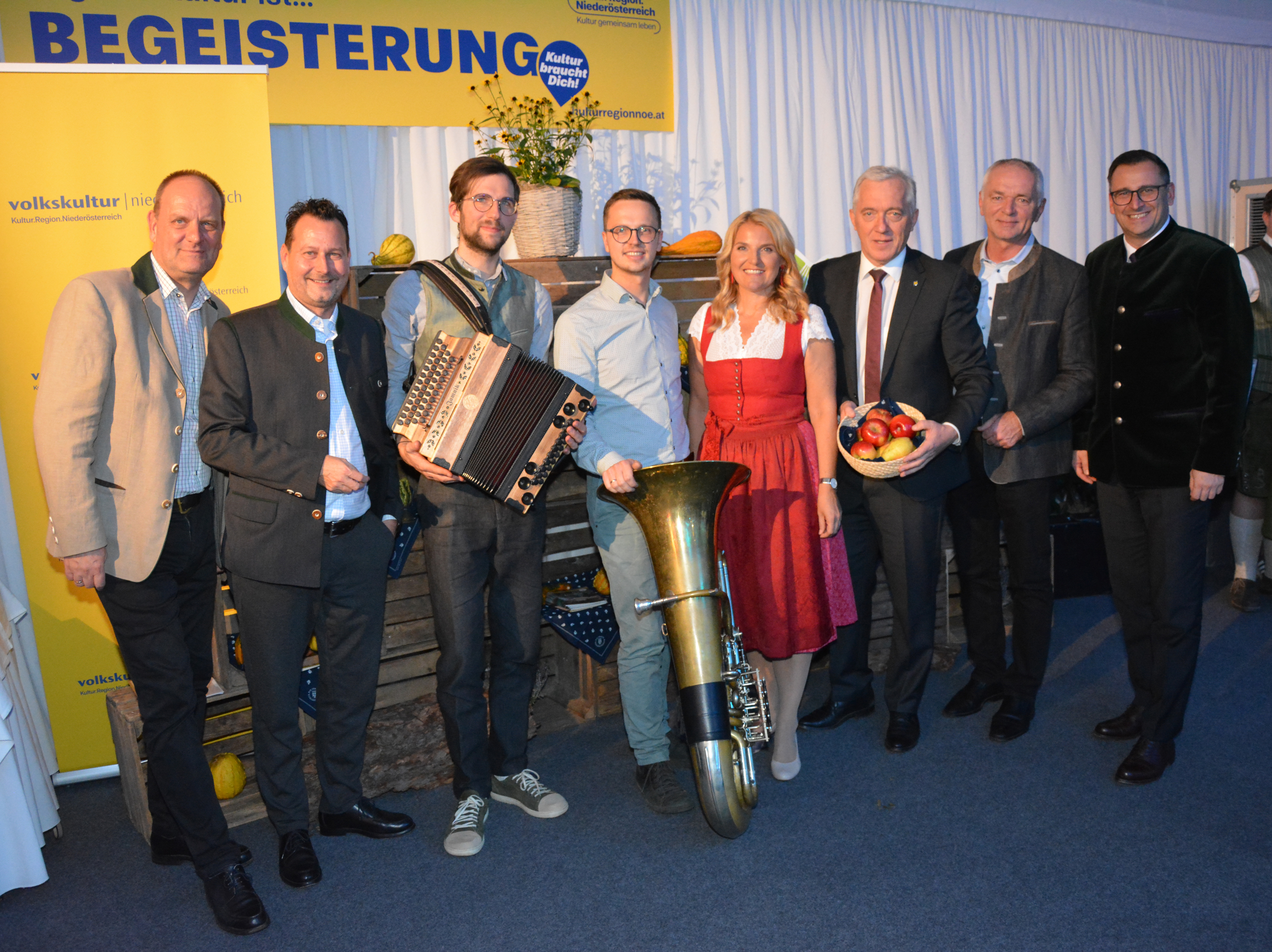 Michael Battisti, Marketing-Chef ORF NÖ, Landesdirektor Alexander Hofer, ORF NÖ, die Tubonika Jonny Kölbl und Tobias Weiß, Moderatorin Birgit Perl, Martin Lammerhuber, Holdinggeschäftsführer der Kultur.Region.Niederösterreich, Rudolf Damberger, Privatbrauerei Zwettl, und Harald Froschauer, Geschäftsführer der Volkskultur Niederösterreich bei der Langen Nacht der Volksmusik.