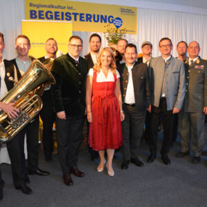 Weinviertler Mährische Musikanten mit Harald Froschauer, Geschäftsführer der Volkskultur Niederösterreich, Moderatorin Birgit Perl, Landesdirektor Alexander Hofer, Christian Freibauer, Vorstandsdirektor Niederösterreichische Versicherung, Brigadier Georg Härtinger, Militärkommandant von Niederösterreich und Michael Battisti, Marketingchef ORF NÖ.