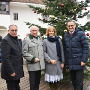 Landtagsabgeordneter Richard Hogl, Landeshauptmann a.D. Erwin Pröll, Standortleiterin im Brandlhof Doris Buchmann und Volkskultur Niederösterreich-Geschäftsführer Harald Froschauer beim stimmungsvollen Adventmarkt im Brandlhof.